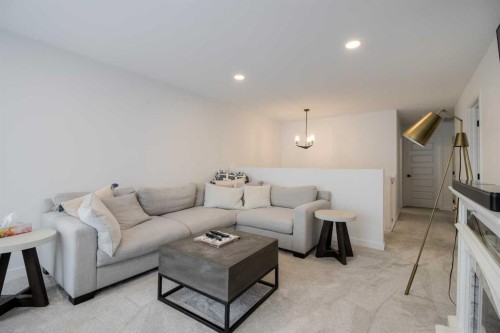 122 Greywolf Road North, Lethbridge, AB - Indoor Photo Showing Living Room