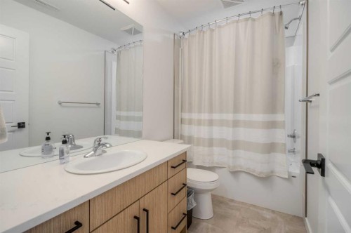 122 Greywolf Road North, Lethbridge, AB - Indoor Photo Showing Bathroom