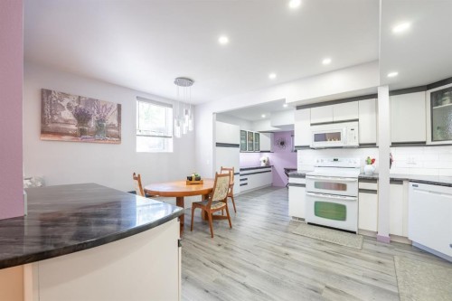 329 2 Avenue Ne, Milk River, AB - Indoor Photo Showing Kitchen