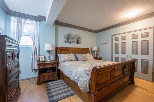 329 2 Avenue Ne, Milk River, AB - Indoor Photo Showing Bedroom