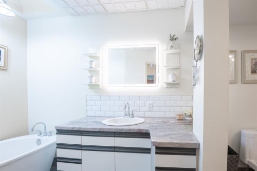 329 2 Avenue Ne, Milk River, AB - Indoor Photo Showing Bathroom