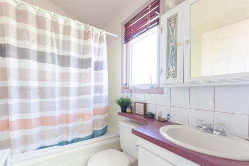 329 2 Avenue Ne, Milk River, AB - Indoor Photo Showing Bathroom