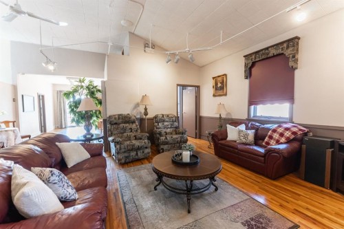 329 2 Avenue Ne, Milk River, AB - Indoor Photo Showing Living Room