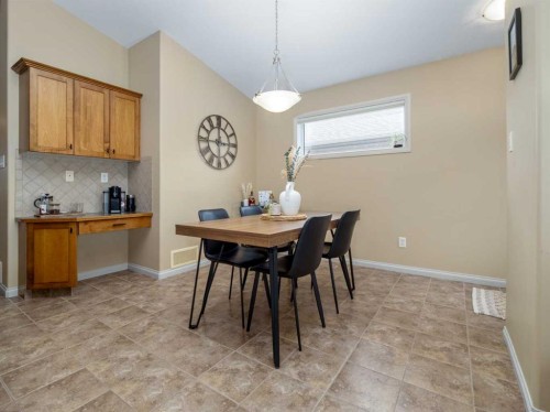 488 Silkstone Crescent West, Lethbridge, AB - Indoor Photo Showing Dining Room