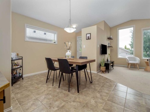 488 Silkstone Crescent West, Lethbridge, AB - Indoor Photo Showing Dining Room
