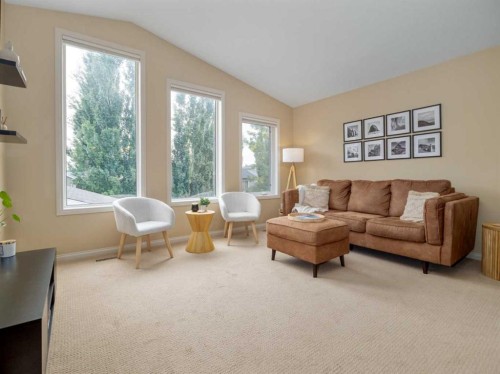 488 Silkstone Crescent West, Lethbridge, AB - Indoor Photo Showing Living Room
