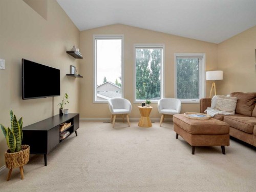 488 Silkstone Crescent West, Lethbridge, AB - Indoor Photo Showing Living Room