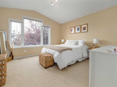 488 Silkstone Crescent West, Lethbridge, AB - Indoor Photo Showing Bedroom