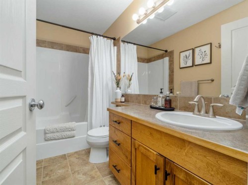 488 Silkstone Crescent West, Lethbridge, AB - Indoor Photo Showing Bathroom