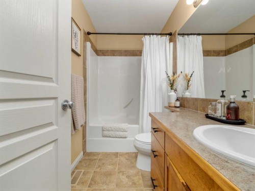 488 Silkstone Crescent West, Lethbridge, AB - Indoor Photo Showing Bathroom