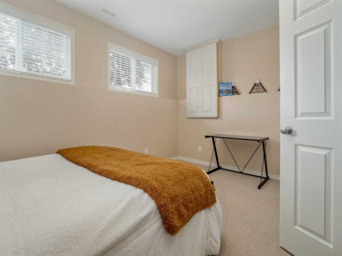 488 Silkstone Crescent West, Lethbridge, AB - Indoor Photo Showing Bedroom