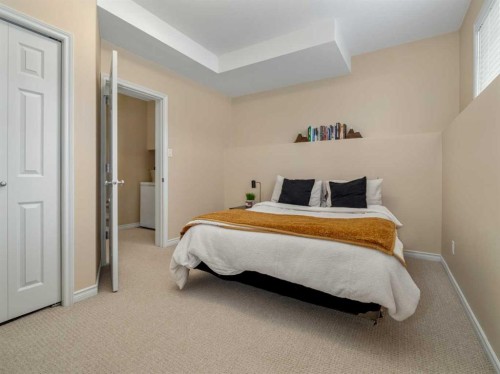 488 Silkstone Crescent West, Lethbridge, AB - Indoor Photo Showing Bedroom
