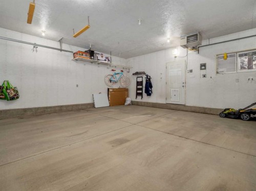 488 Silkstone Crescent West, Lethbridge, AB - Indoor Photo Showing Garage