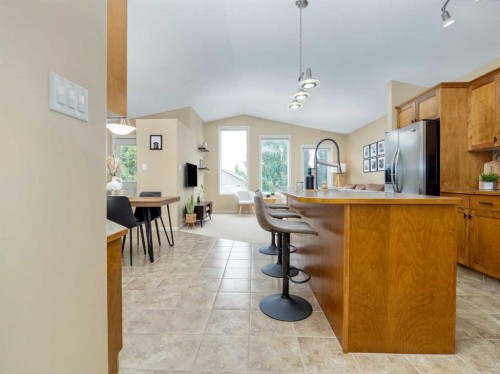 488 Silkstone Crescent West, Lethbridge, AB - Indoor Photo Showing Kitchen