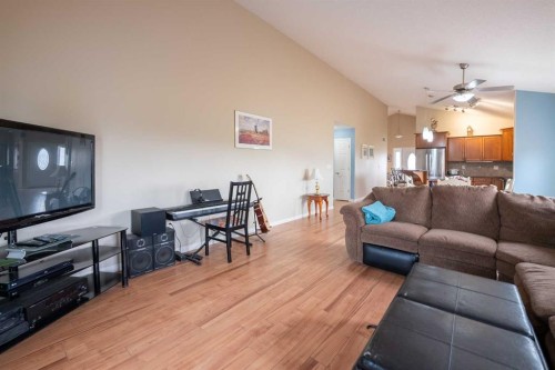 514 6A Street North, Champion, AB - Indoor Photo Showing Living Room