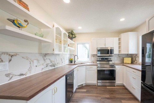742 12C Street North, Lethbridge, AB - Indoor Photo Showing Kitchen