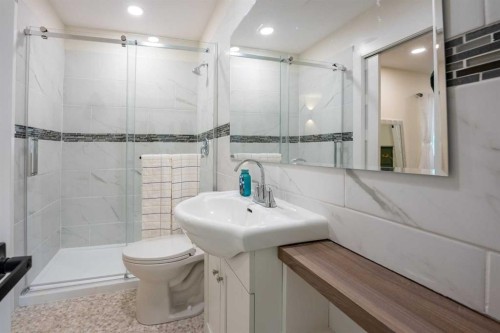 742 12C Street North, Lethbridge, AB - Indoor Photo Showing Bathroom