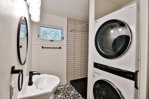 1020 Fern Crescent South, Lethbridge, AB - Indoor Photo Showing Laundry Room