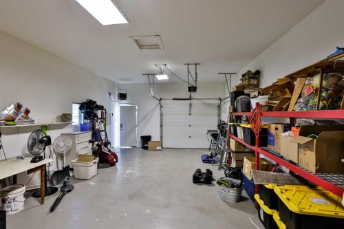 1020 Fern Crescent South, Lethbridge, AB - Indoor Photo Showing Garage