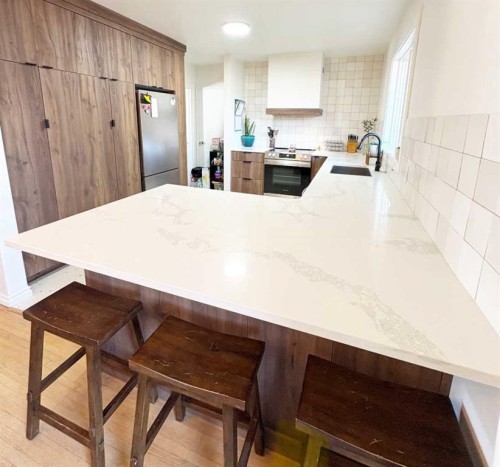 1020 Fern Crescent South, Lethbridge, AB - Indoor Photo Showing Kitchen With Upgraded Kitchen