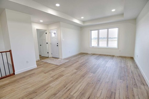 425 Pensacola Road, Enchant, AB - Indoor Photo Showing Other Room