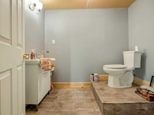51 N 2 Street East, Hill Spring, AB - Indoor Photo Showing Bathroom