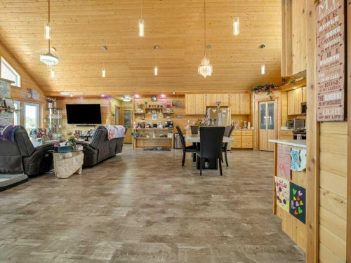 51 N 2 Street East, Hill Spring, AB - Indoor