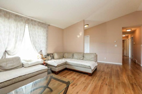 117 21 Street, Fort Macleod, AB - Indoor Photo Showing Living Room