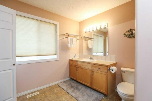 117 21 Street, Fort Macleod, AB - Indoor Photo Showing Bathroom