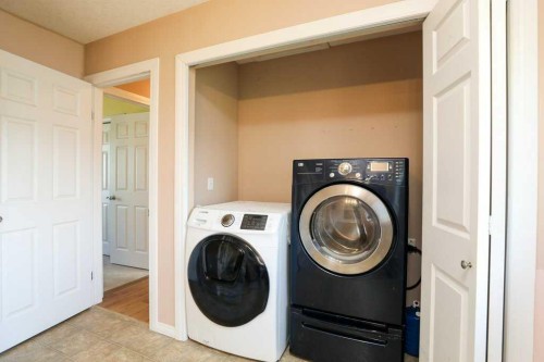 117 21 Street, Fort Macleod, AB - Indoor Photo Showing Laundry Room