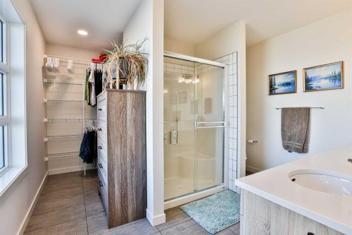 1271 Pacific Circle West, Lethbridge, AB - Indoor Photo Showing Bathroom