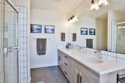 1271 Pacific Circle West, Lethbridge, AB - Indoor Photo Showing Bathroom