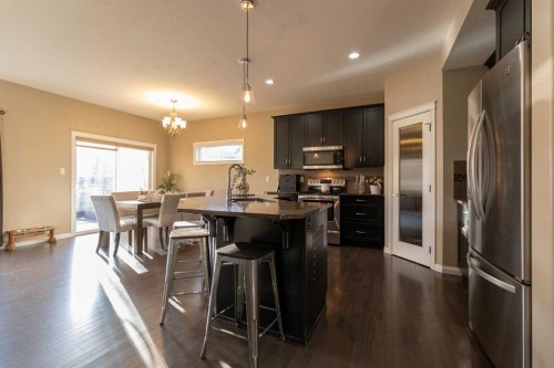 733 Twinriver Loop West, Lethbridge, AB - Indoor Photo Showing Kitchen With Upgraded Kitchen