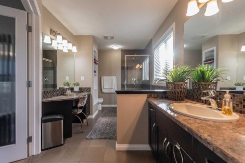 733 Twinriver Loop West, Lethbridge, AB - Indoor Photo Showing Bathroom