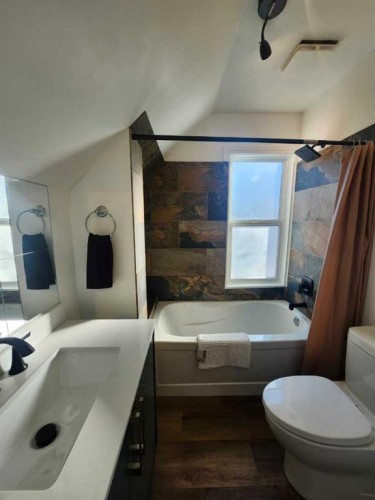 721 6 Street South, Lethbridge, AB - Indoor Photo Showing Bathroom