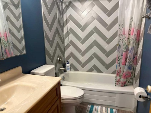 40 Cayuga Crescent West, Lethbridge, AB - Indoor Photo Showing Bathroom