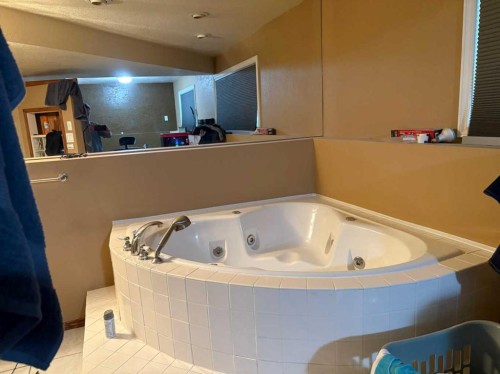40 Cayuga Crescent West, Lethbridge, AB - Indoor Photo Showing Bathroom