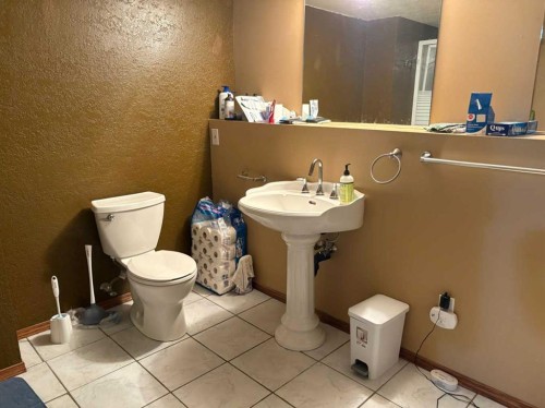 40 Cayuga Crescent West, Lethbridge, AB - Indoor Photo Showing Bathroom