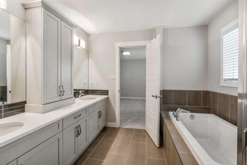 457 Westgate Crescent, Coaldale, AB - Indoor Photo Showing Bathroom
