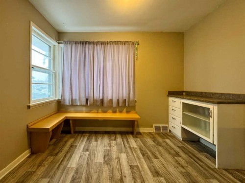 537 23 Street South, Lethbridge, AB - Indoor Photo Showing Other Room