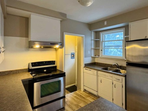 537 23 Street South, Lethbridge, AB - Indoor Photo Showing Kitchen With Double Sink