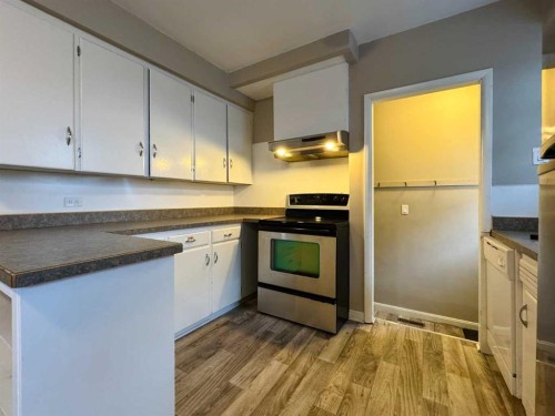 537 23 Street South, Lethbridge, AB - Indoor Photo Showing Kitchen