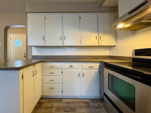 537 23 Street South, Lethbridge, AB - Indoor Photo Showing Kitchen