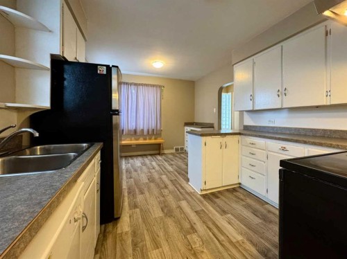 537 23 Street South, Lethbridge, AB - Indoor Photo Showing Kitchen With Double Sink