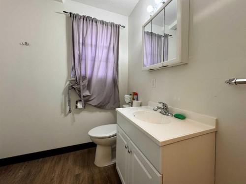 537 23 Street South, Lethbridge, AB - Indoor Photo Showing Bathroom