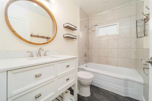 5202 44 Avenue, Taber, AB - Indoor Photo Showing Bathroom