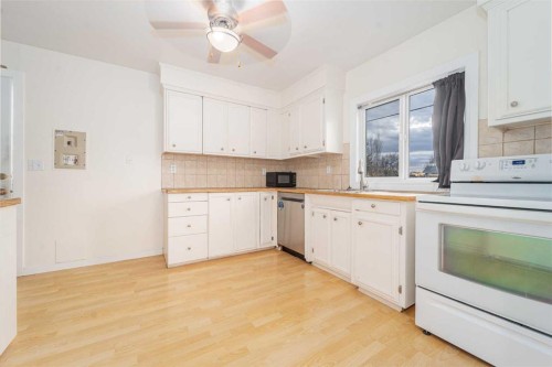 5202 44 Avenue, Taber, AB - Indoor Photo Showing Kitchen