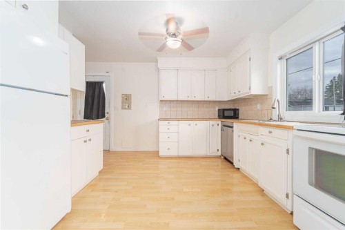 5202 44 Avenue, Taber, AB - Indoor Photo Showing Kitchen