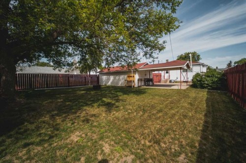 5202 44 Avenue, Taber, AB - Outdoor