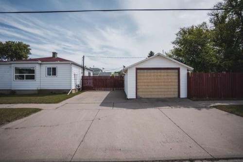 5202 44 Avenue, Taber, AB - Outdoor